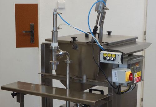 Jednohlavová plnička se žlabovým zásobníkem