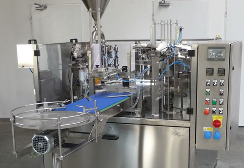 Karuselová plnička s akumulačním stolem