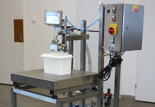 Plenění kbelíků s vážením