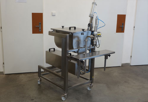 Plnička se žlabovým zásobníkem a míchadlem