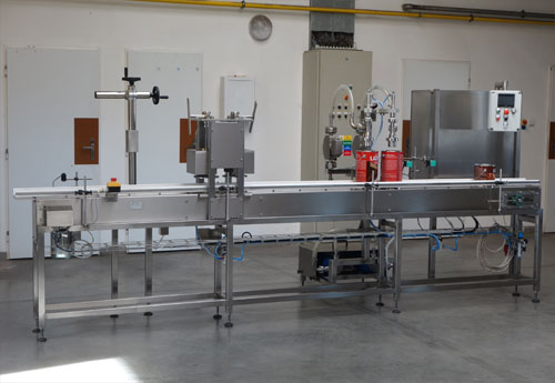 Plnicí linka s průtokoměrem a lisováním víček